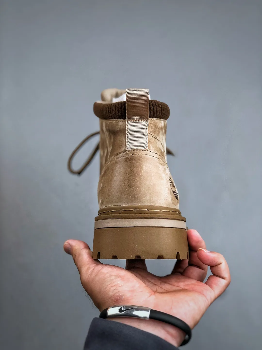 Local 💰560 supports store opening. New goods 🚀 #Timberland Timberland/Timberland classic outdoor casual rhubarb boots series. Guangdong factory quality. Original box and original packaging. The fabric is made of Italian 🇮🇹 top-grade frosted fine-grained cowhide. It is paired with anti-odor and anti-corrosion genuine leather latex insoles to give you a perfect wearing experience. High-quality and durable. A must-have for sportsmen. Specially designed to treat those who are not handsome. High-quality and first-class foot feel. Size: 38-44 (leather shoe size)